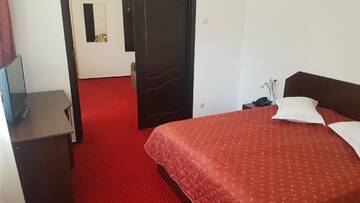 Фото номера Люкс с 1 спальней и балконом Отель Hotel Cristal Sinaia г. Синая 2