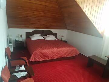 Фото номера Двухместный номер с 2 отдельными кроватями в мансарде Отель Hotel Cristal Sinaia г. Синая 3