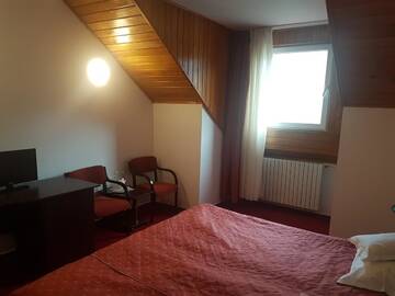 Фото номера Двухместный номер с 2 отдельными кроватями в мансарде Отель Hotel Cristal Sinaia г. Синая 6