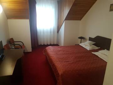 Фото номера Двухместный номер с 2 отдельными кроватями в мансарде Отель Hotel Cristal Sinaia г. Синая 7