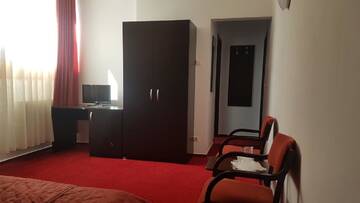Фото номера Двухместный номер с 2 отдельными кроватями в мансарде Отель Hotel Cristal Sinaia г. Синая 2