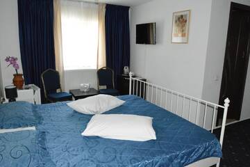 Фото номера Трехместный номер с ванной комнатой Отель Hotel Green Palace г. Синая 3