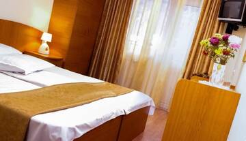 Фото номера Двухместный номер с 2 отдельными кроватями и балконом Отель Hotel Riviera г. Синая 14