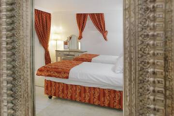 Фото номера Улучшенный двухместный номер с 2 отдельными кроватями Отель Excelsior Boutique Hotel Sinaia г. Синая 3