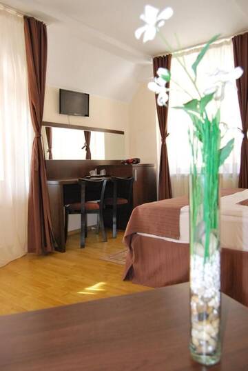 Фото номера Двухместный номер с 1 кроватью и балконом Отель Irish House г. Синая 7