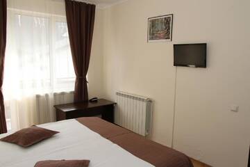 Фото номера Двухместный номер с 1 кроватью и балконом Отель Irish House г. Синая 3