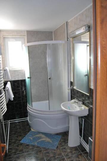 Фото номера Двухместный номер с 1 кроватью и балконом Отель Irish House г. Синая 12