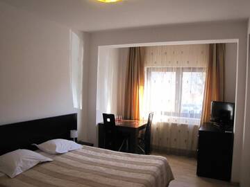Фото номера Двухместный номер с 1 кроватью на 1 этаже Апарт-отели Hotel Silvia Apart Sinaia г. Синая 2