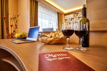 Фото номера Двухместный номер Делюкс с 1 кроватью или 2 отдельными кроватями, без балкона Отель Hotel Sinaia г. Синая 5