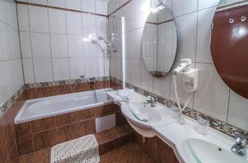Фото номера Двухместный номер с 1 кроватью или 2 отдельными кроватями Отель Hotel Marami г. Синая 29