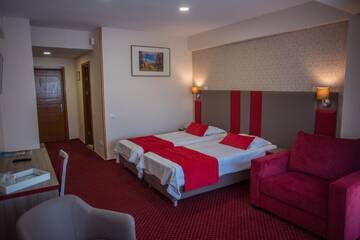 Фото номера Двухместный номер с 2 отдельными кроватями Отель Hotel Marea Neagra г. Синая 3