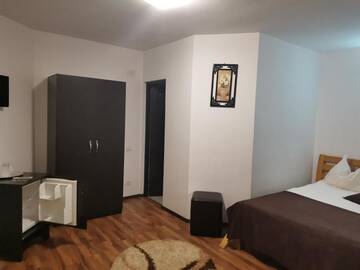 Фото номера Трехместный номер с видом на горы Гостевой дом VILA SINAI г. Синая 4