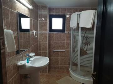 Фото номера Трехместный номер с террасой Гостевой дом VILA SINAI г. Синая 5