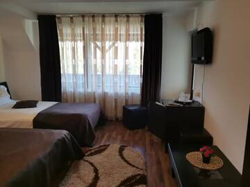 Фото номера Трехместный номер с террасой Гостевой дом VILA SINAI г. Синая 6